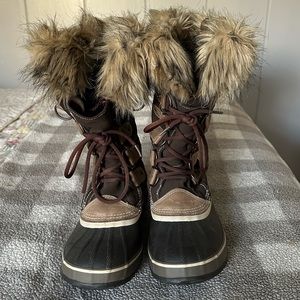 SOREL Joan of Arctic- like new, perfect condition.  Size 8.